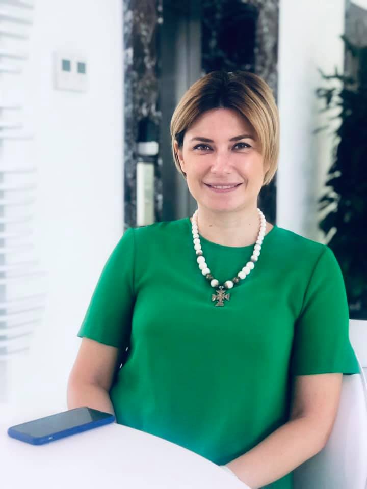 Звезда "плюсов" кардинально сменила имидж и удивила рок-н-ролльной прической